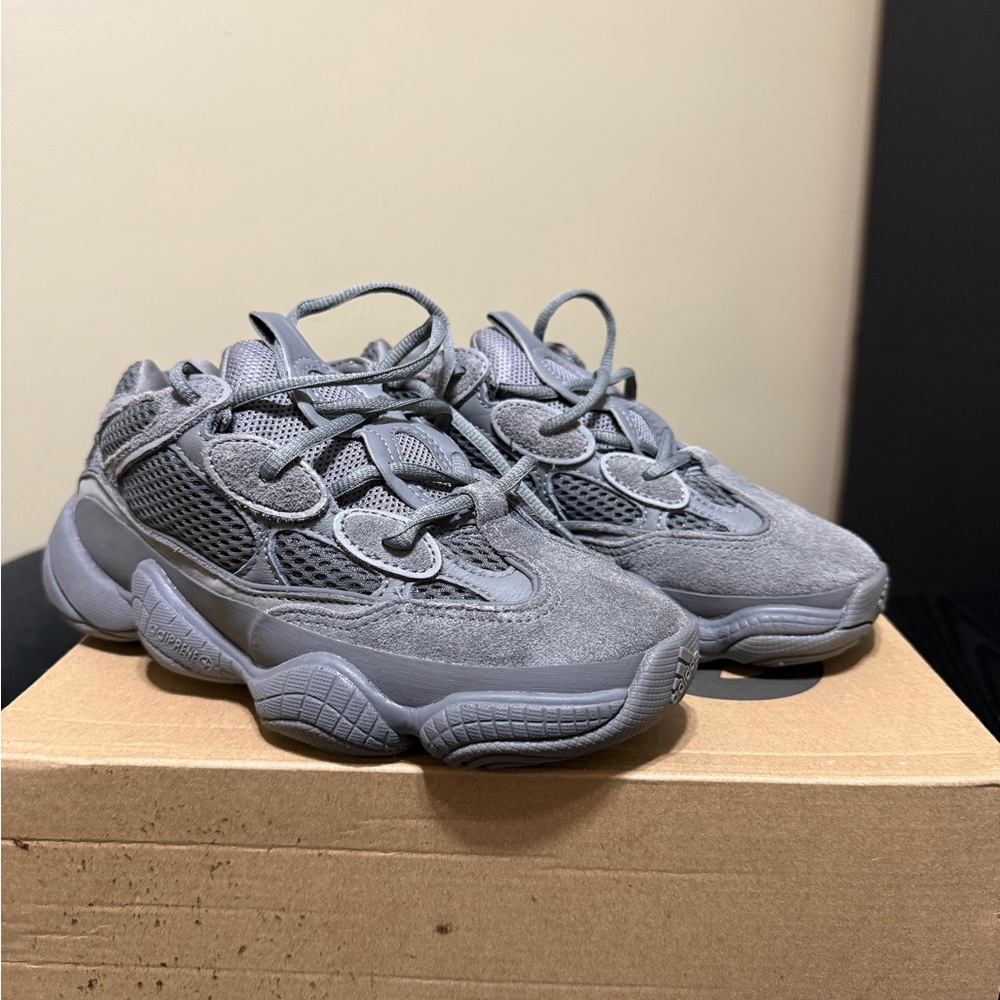 500 Yeezy Gray Sneakers